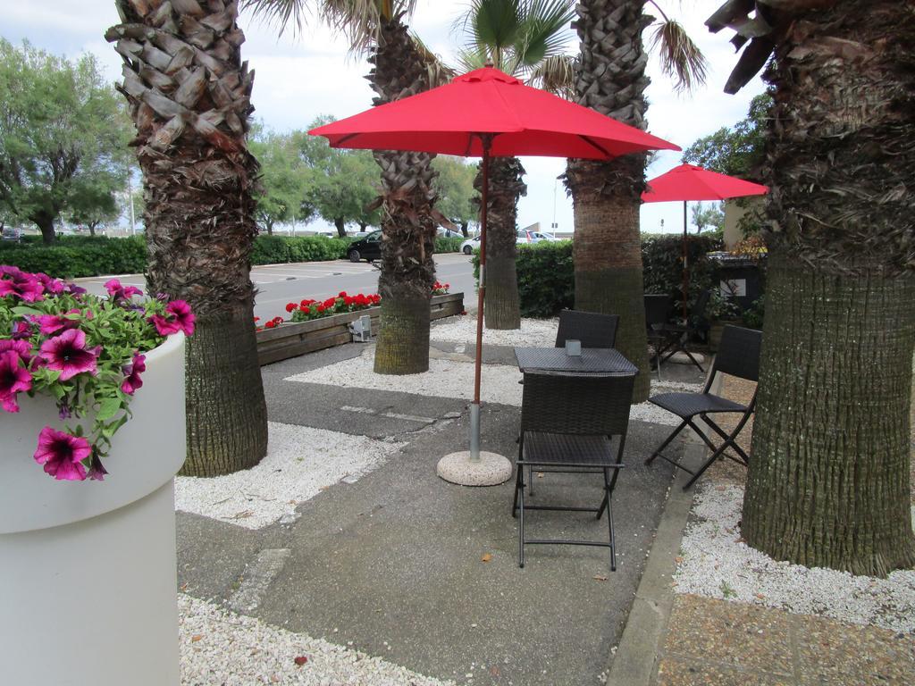 Hotel Azur Bord De Mer ลา กร็องเดอ-ม็อต ภายนอก รูปภาพ
