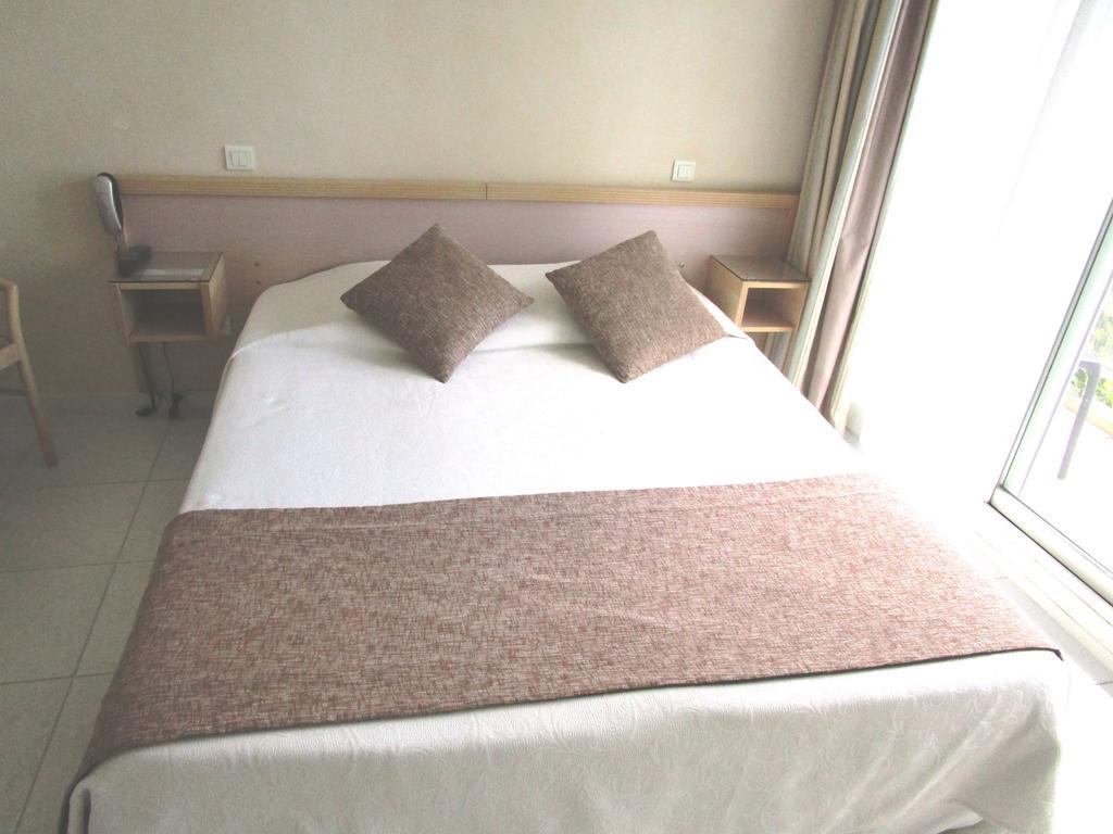 Hotel Azur Bord De Mer ลา กร็องเดอ-ม็อต ภายนอก รูปภาพ