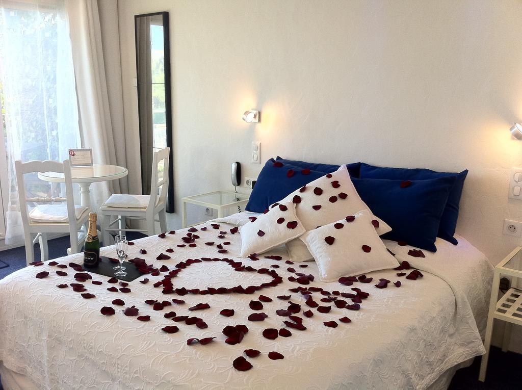 Hotel Azur Bord De Mer ลา กร็องเดอ-ม็อต ภายนอก รูปภาพ