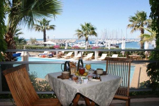 Hotel Azur Bord De Mer ลา กร็องเดอ-ม็อต ภายนอก รูปภาพ